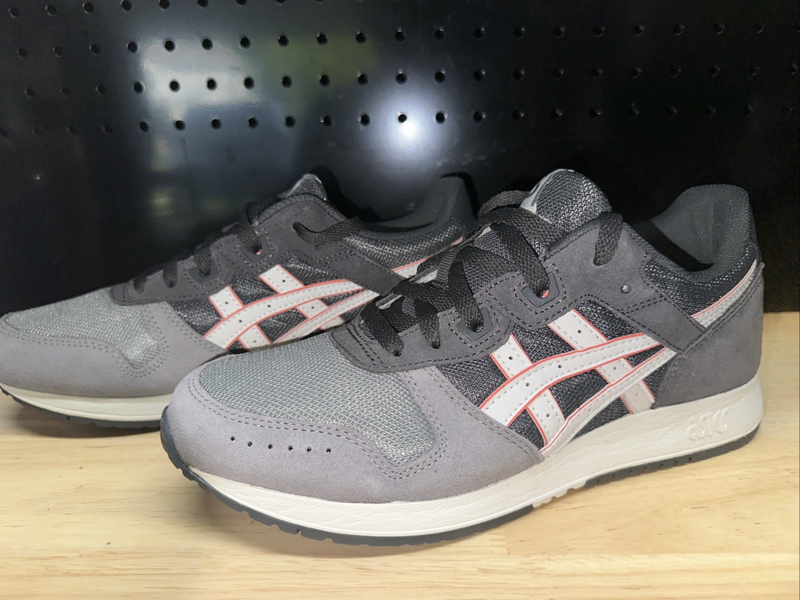 RARE ASICS Men’s SIZE 7 Lyte Classic ‘Clay Grey Red’ 1201A477-025