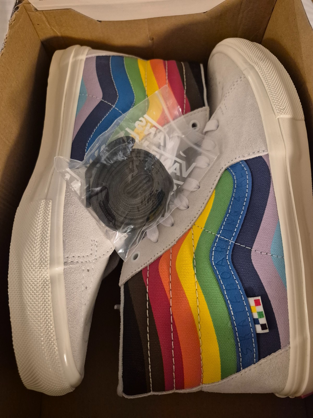 vans size 10 sk8-hi pride white multi vn0a5fccwtm