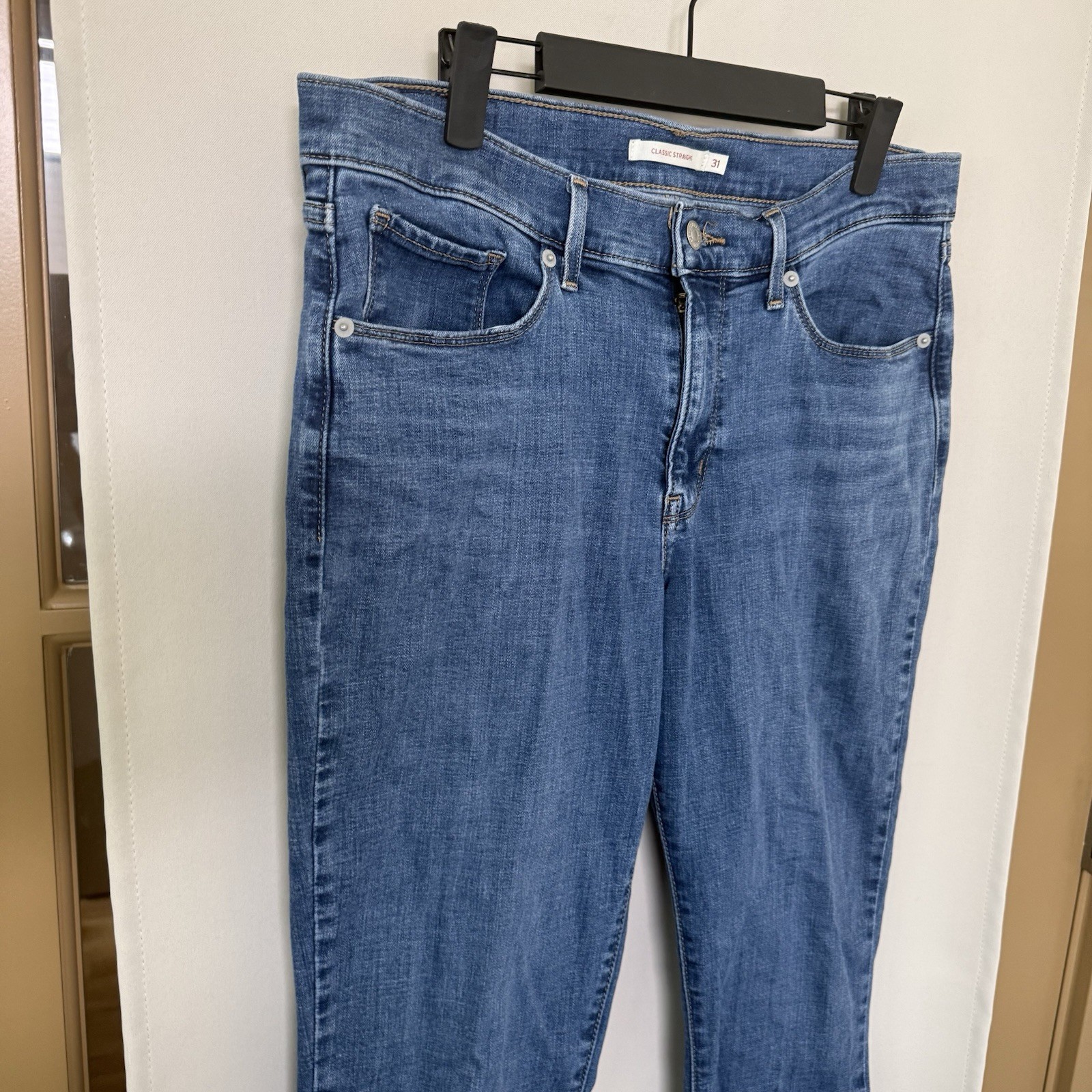 Levi’s Women’s 31 Blue Medium Wash Mid Rise Classic Straight Leg Denim Jeans