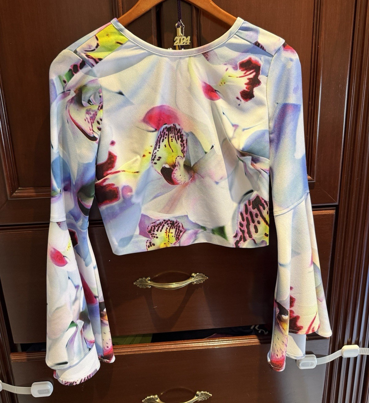 Women’s Maternity M Multicolor Abstract Cropped Bell Sleeve Round Neck Top