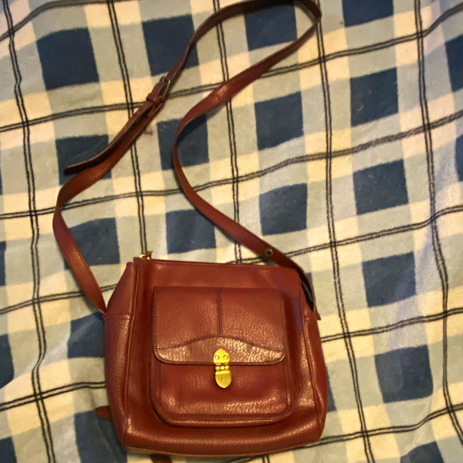 Relic Burgundy Pebbled Small Crossbody Bag Turn Lock Zip Adjustable Strap