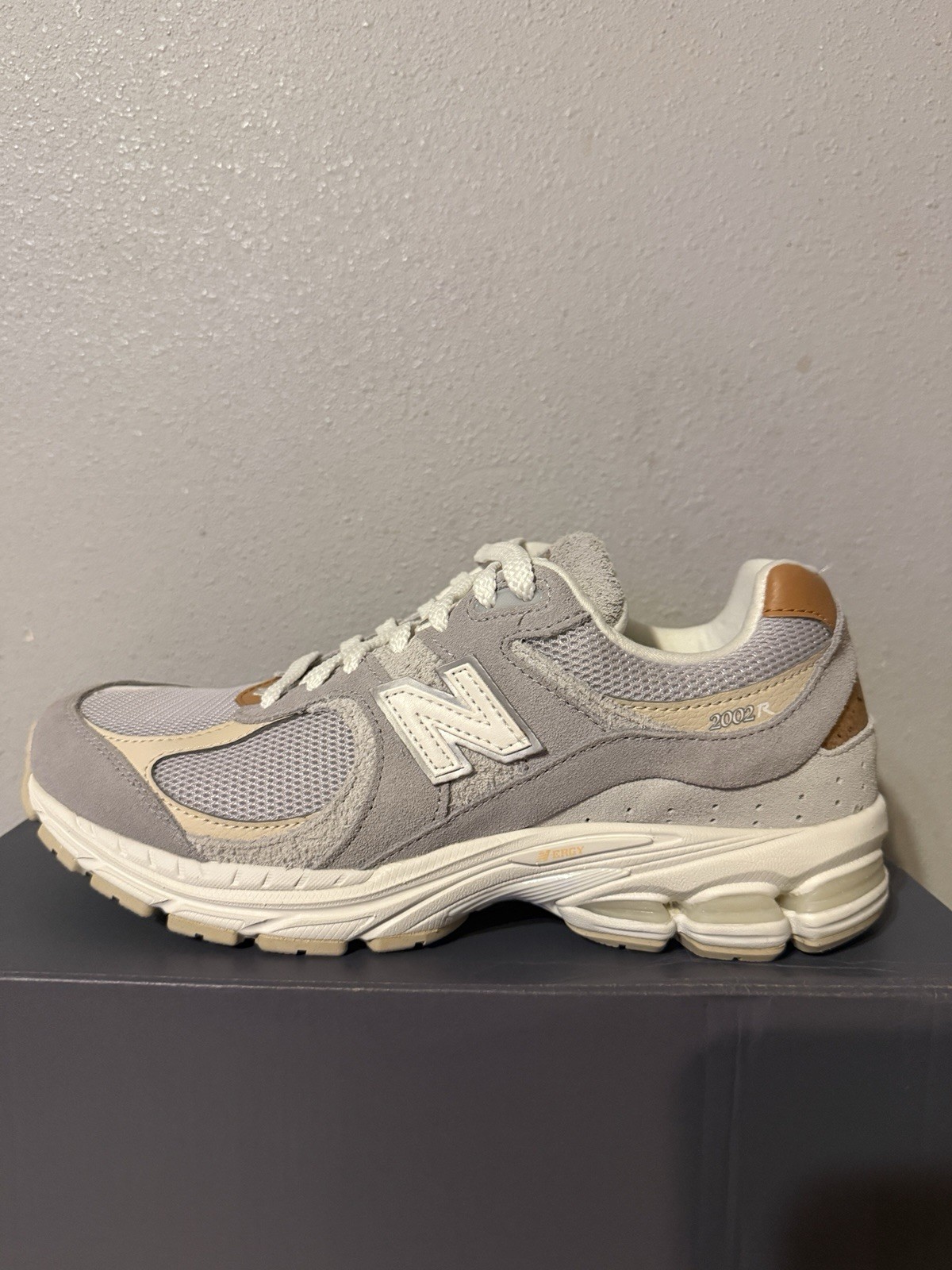 (M2002RSB) NIB New Balance 2002R grey/beige sz 8.5 Mens $145