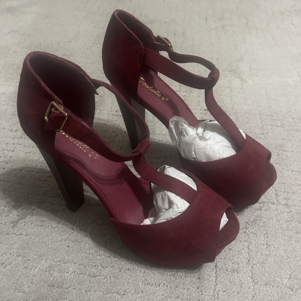 Breckelle’s Burgundy Ankle Strap Peep Toe Block Heel Strappy Pumps 9