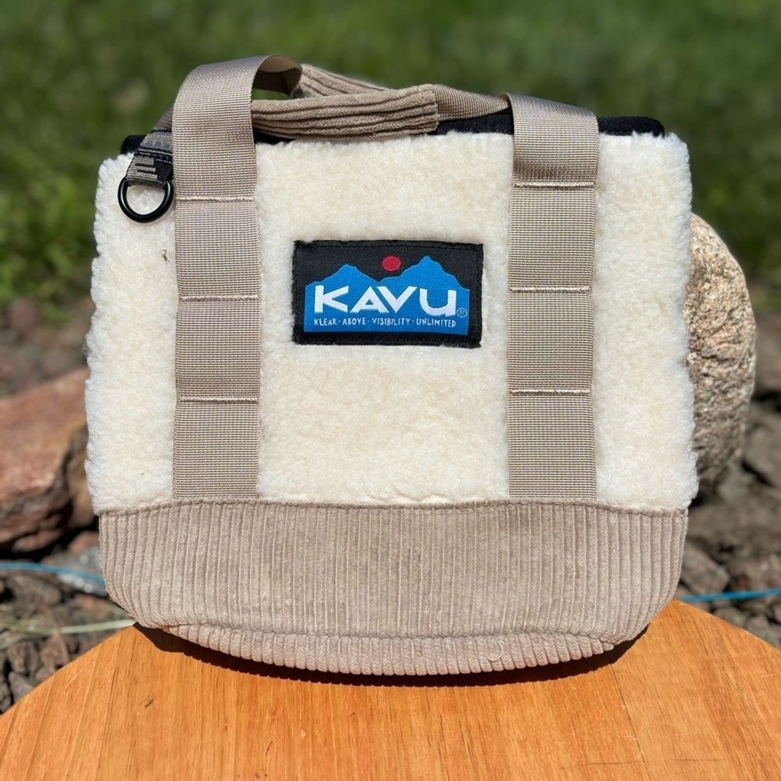 KAVU Brimley Pebble Beach Beige and White Bag Tote (13.5 in x 10.75 in)