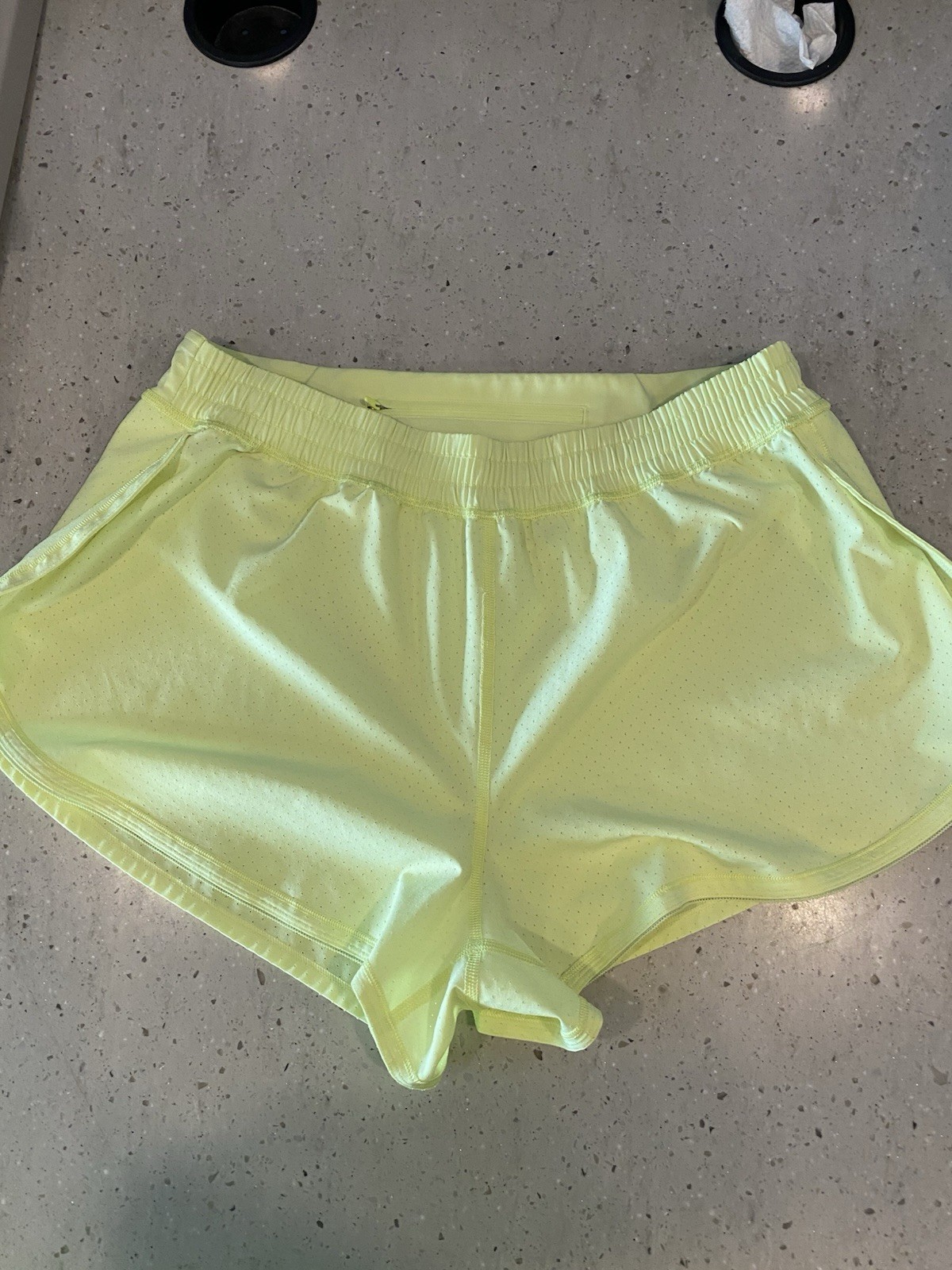 Lululemon🟡Speed Up Short Sz 10 Yellow Ins 2.5” Made Without Lining Excellent