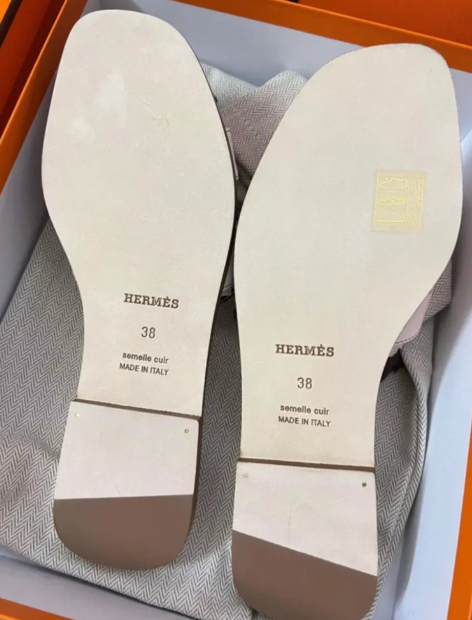 Size 38EU NEW in box HERMÈS White Calfskin Oran Sandals w/ receipt