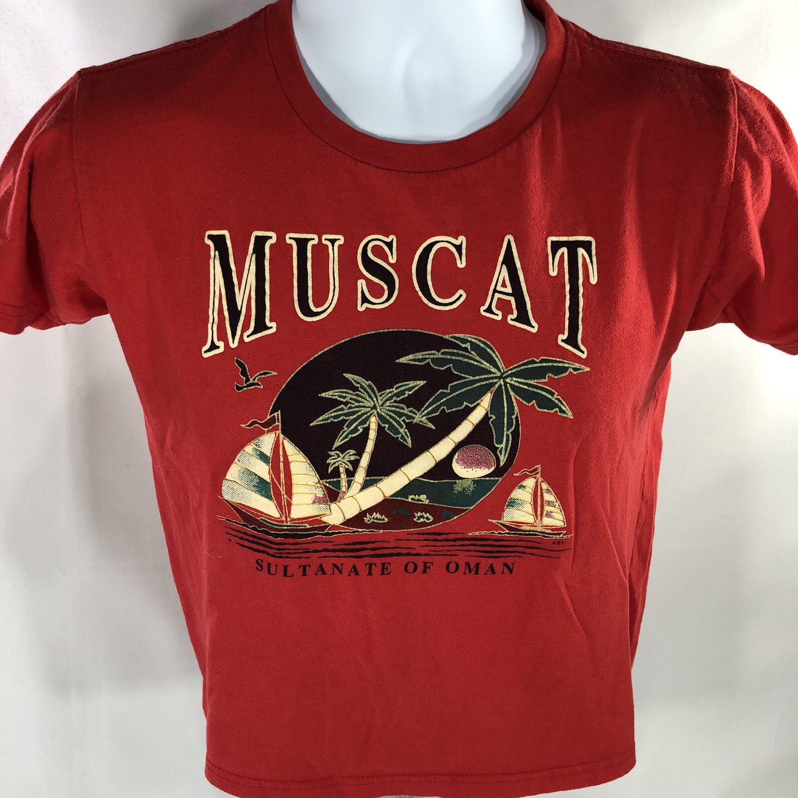 VTG MUSCAT SULTANATE OF OMAN SHIRT YOUTH 14/16 RED PUFFY PRINT SHORT SLEEVE