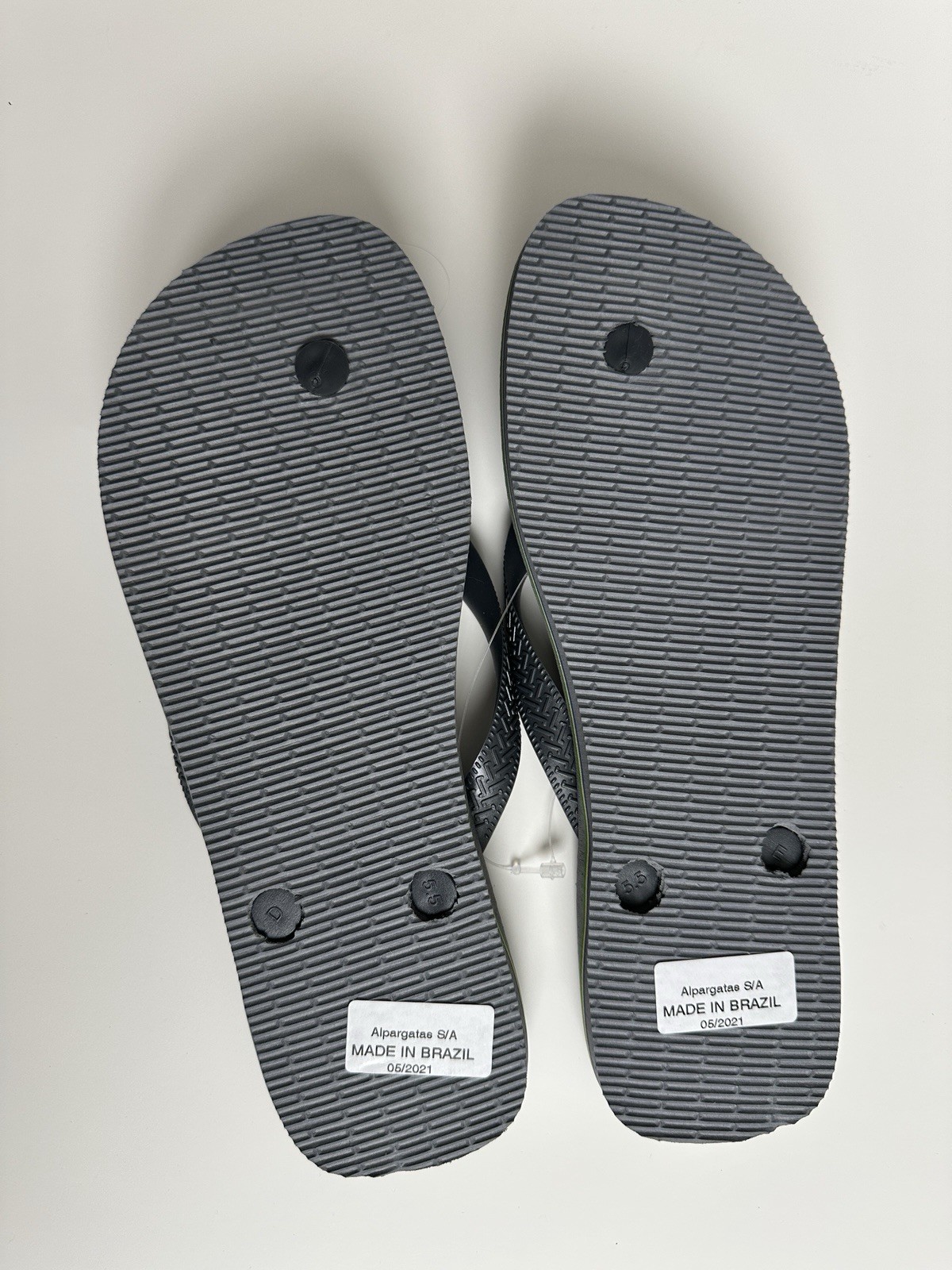 Havaianas Brazil Logo Flip Flops Steel Gray Size Mens 9/10 Womens 11/12 NWT