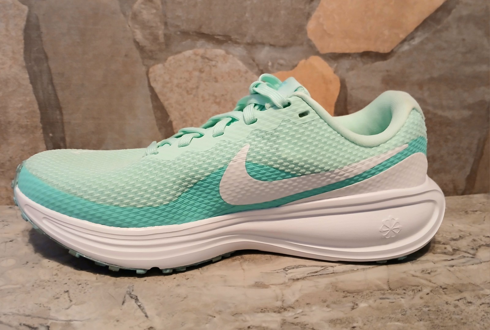 Nike Revolution 8 Women’s SIZE 6 NEW Shoes Turquoise White Sneakers HJ8485-300