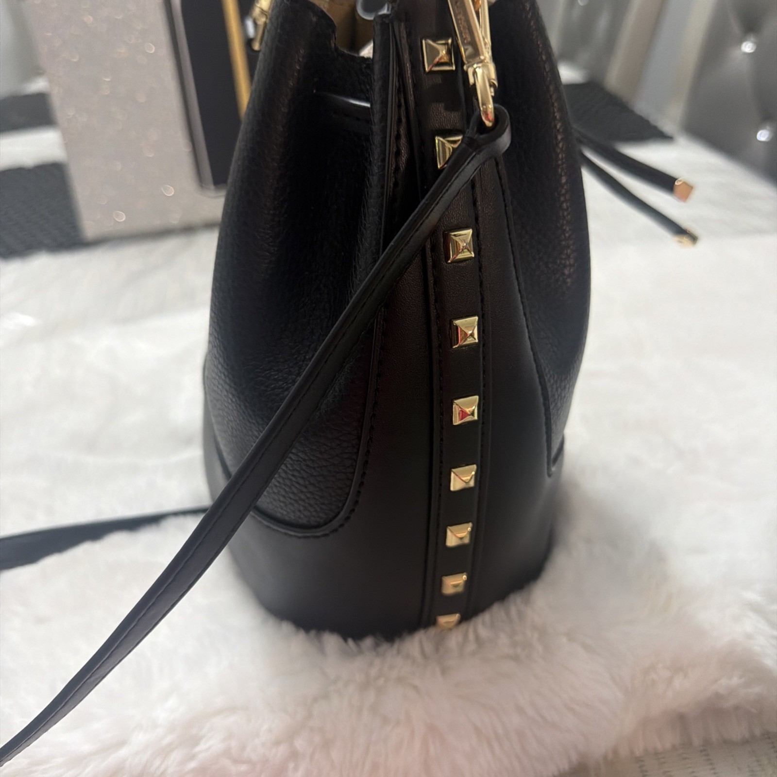 Michael Kors Black Reed MD Belted Pebbled Leather Bucket Messenger Bag $558