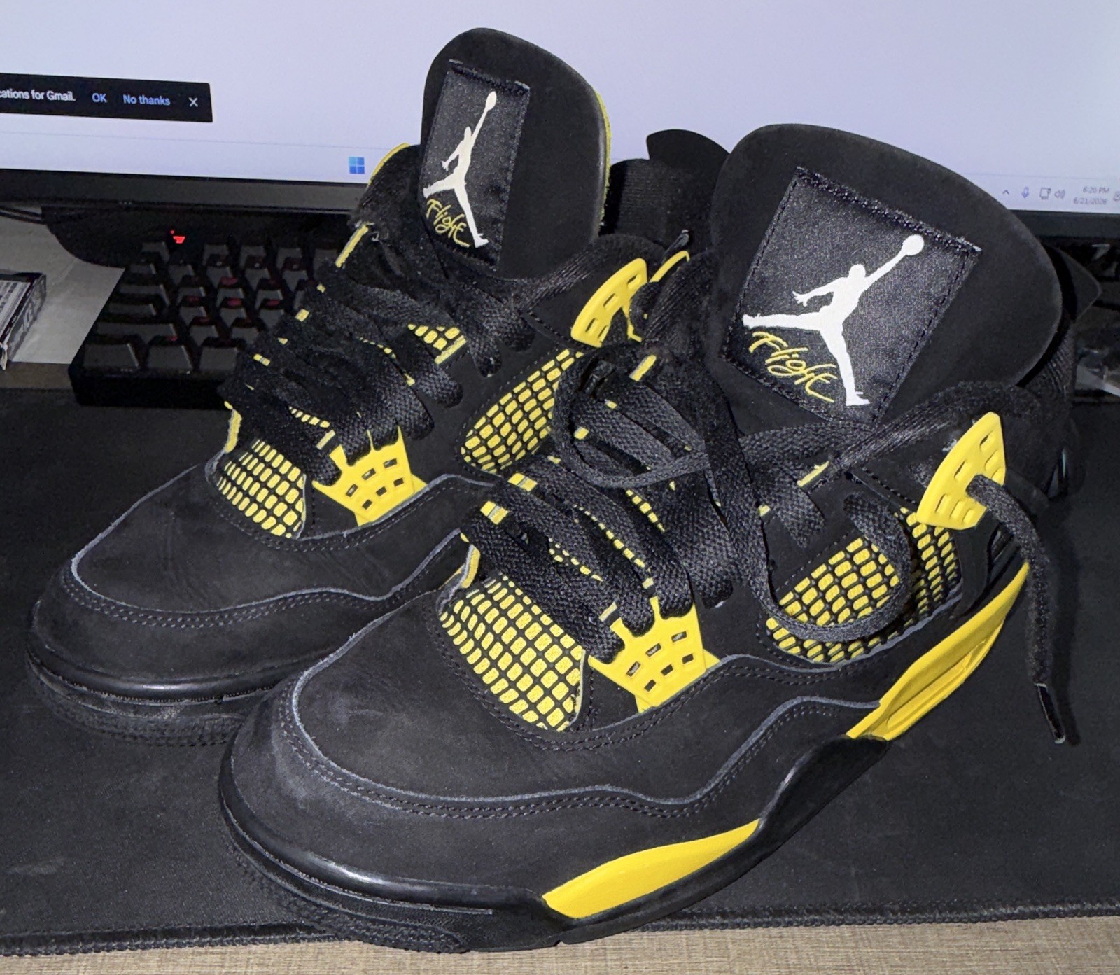 Air Jordan 4 Thunder (Black/Yellow) Size 8.5, Athletic in Great Condition!