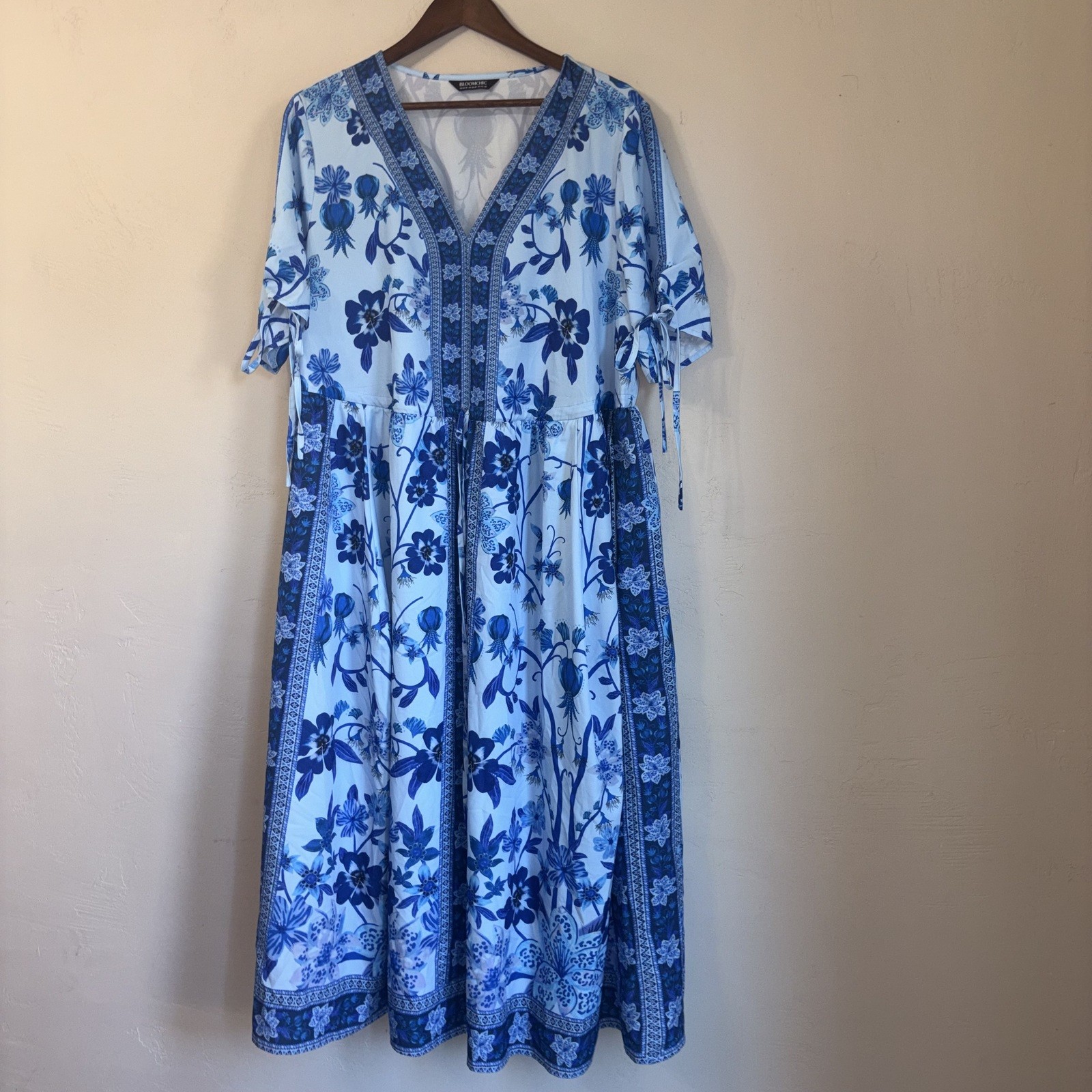 BloomChic Floral Midi Dress – Size 14-16 – Blue & White – V-Neck – Tie-Sleeve