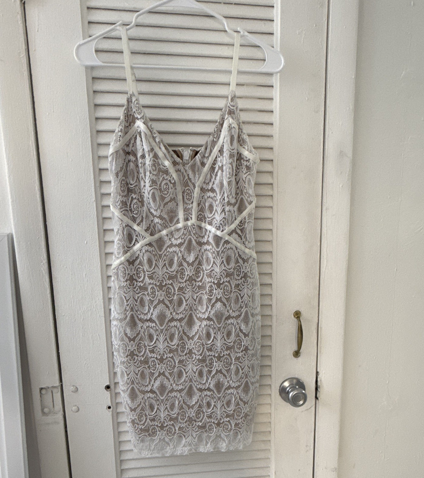 GUESS Floral Lace Slip, Beige/White, Women’s M, Adjustable Spaghetti Straps