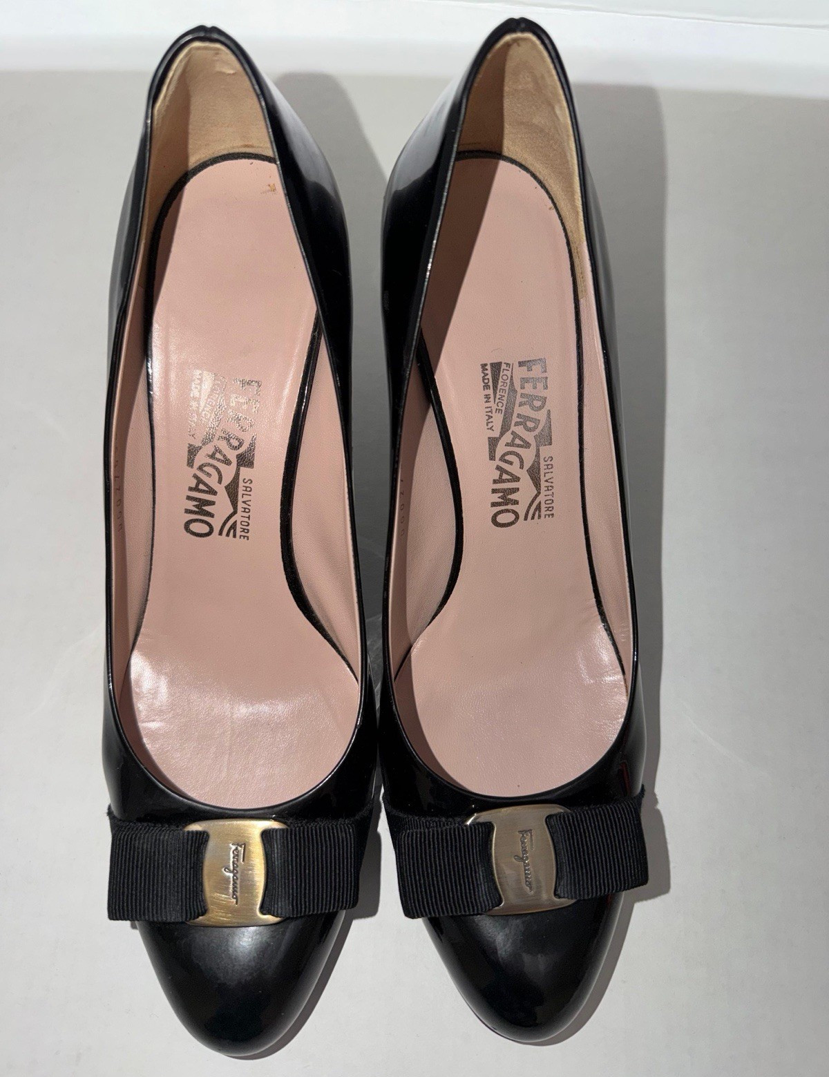 Salvatore Ferragamo – Women’s Black Patent Leather Bow Pumps Stiletto – Size 10