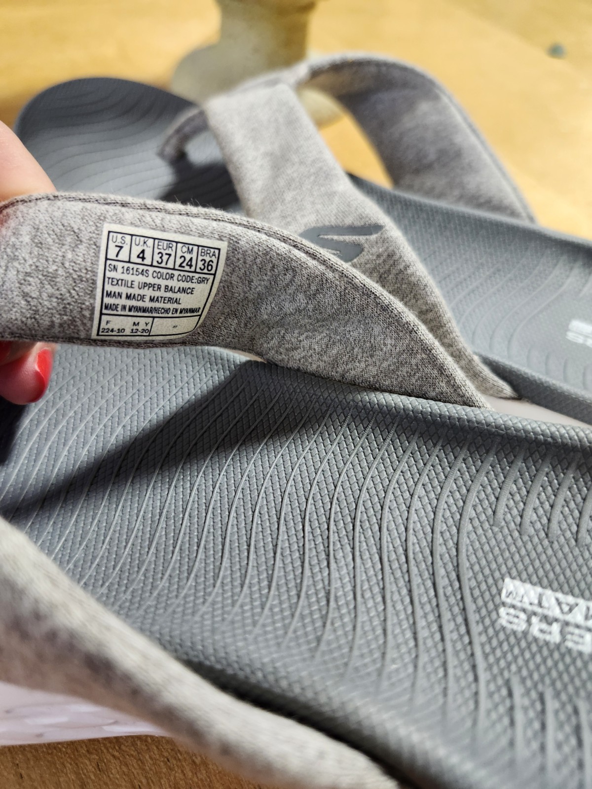 Skechers Flip-Flop Sandals Size 7 $22 Women’s GOGA MAT in Gray Brand New !