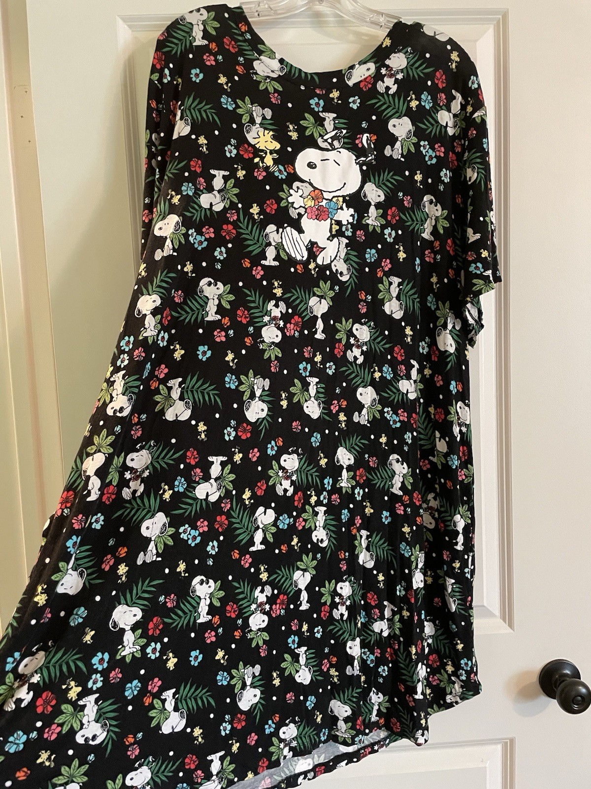 WOMENS PLUS SNOOPY & WOODSTOCK SHORTSLEEVE NIGHTGOWN 2X BLACK WITH FLOWERS EUC