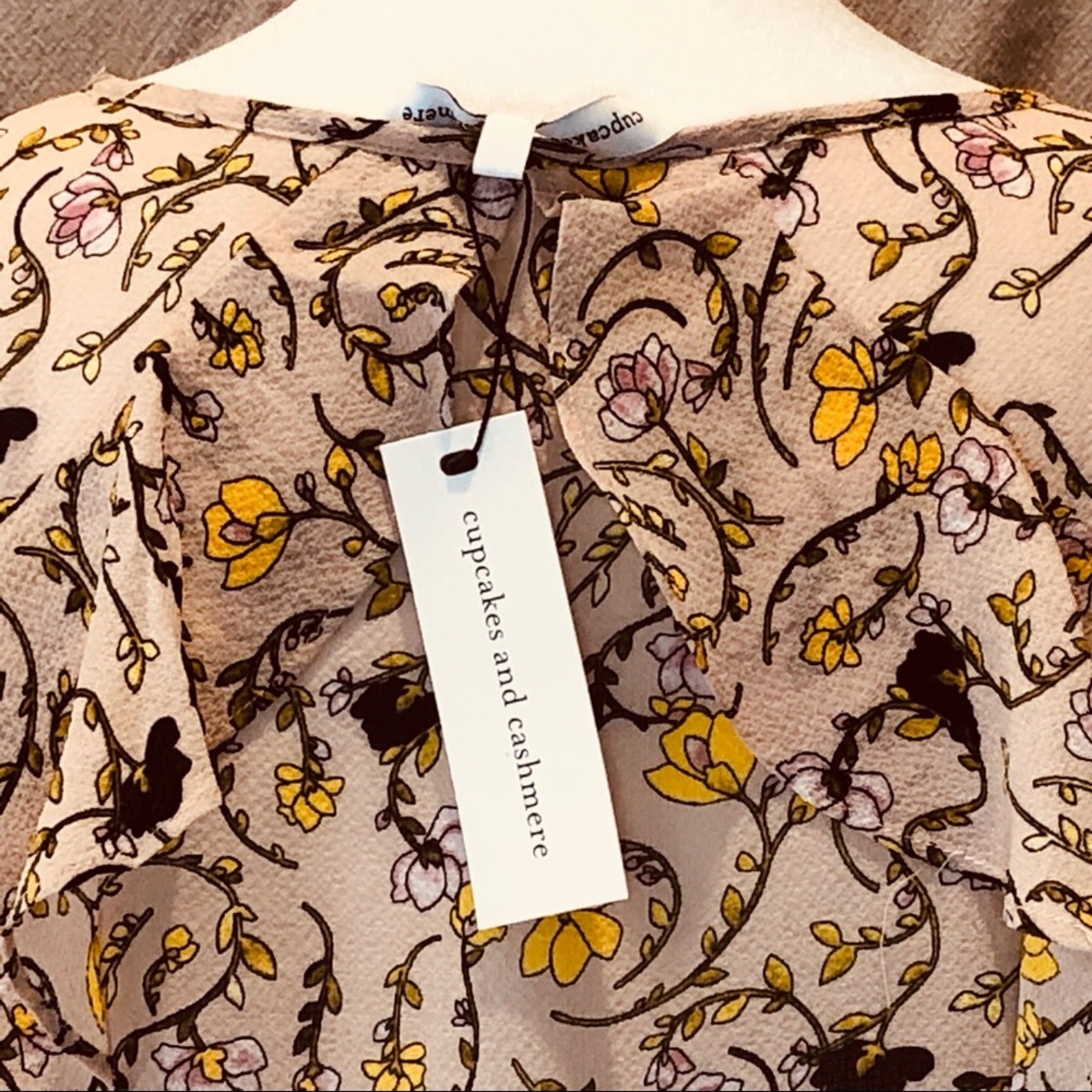 nwt cupcakes & cashmere Jessa Floral Rose Top size M Ruffle Collar Bell Sleeves