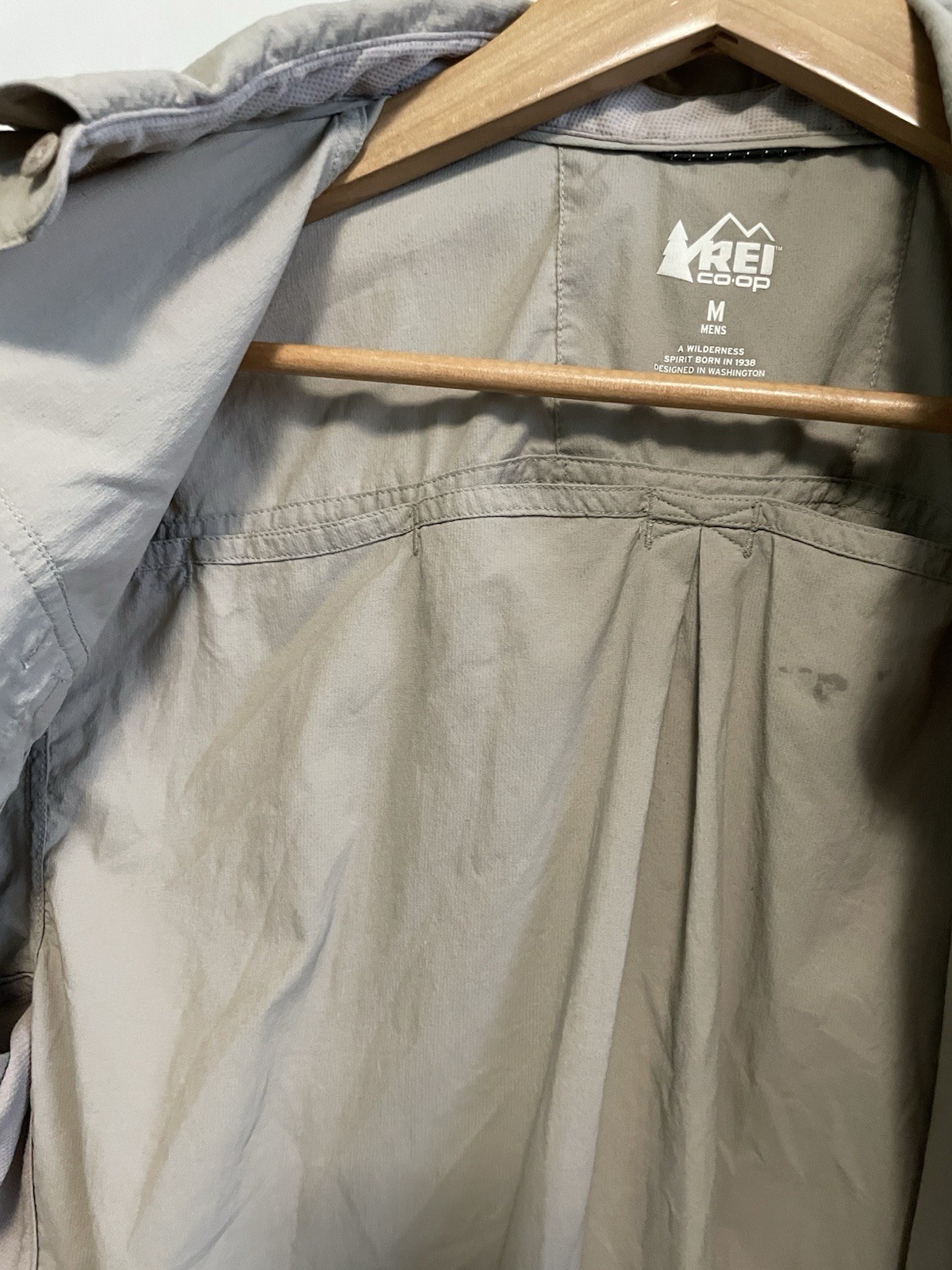 REI Co-op Mens Medium Short Sleeve Hiking Shirt Tan Nylon Mesh Vented Fishing