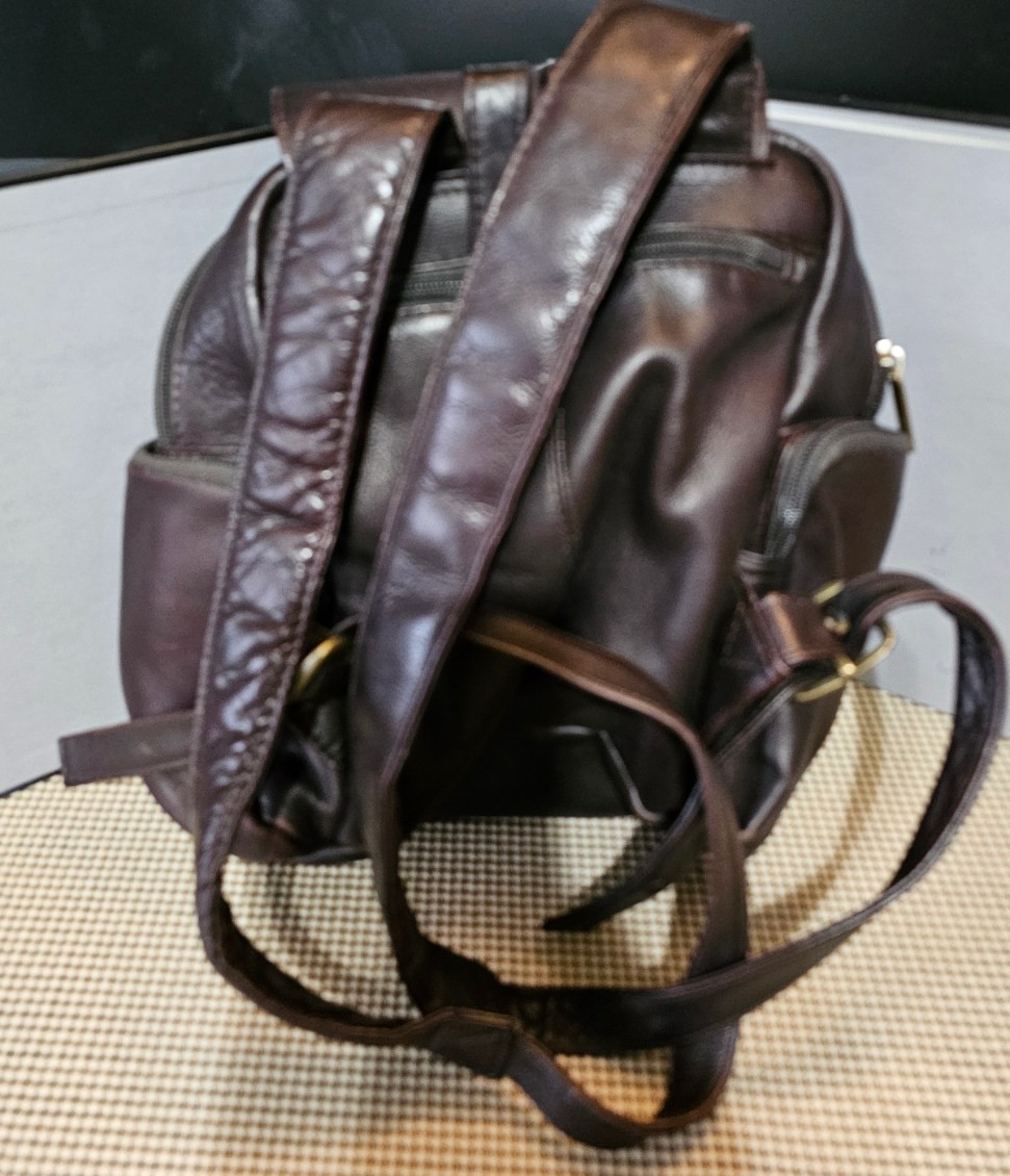 Le Donne Genuine Leather Backpack Bag Brown TR125. 5 Zip Pockets.