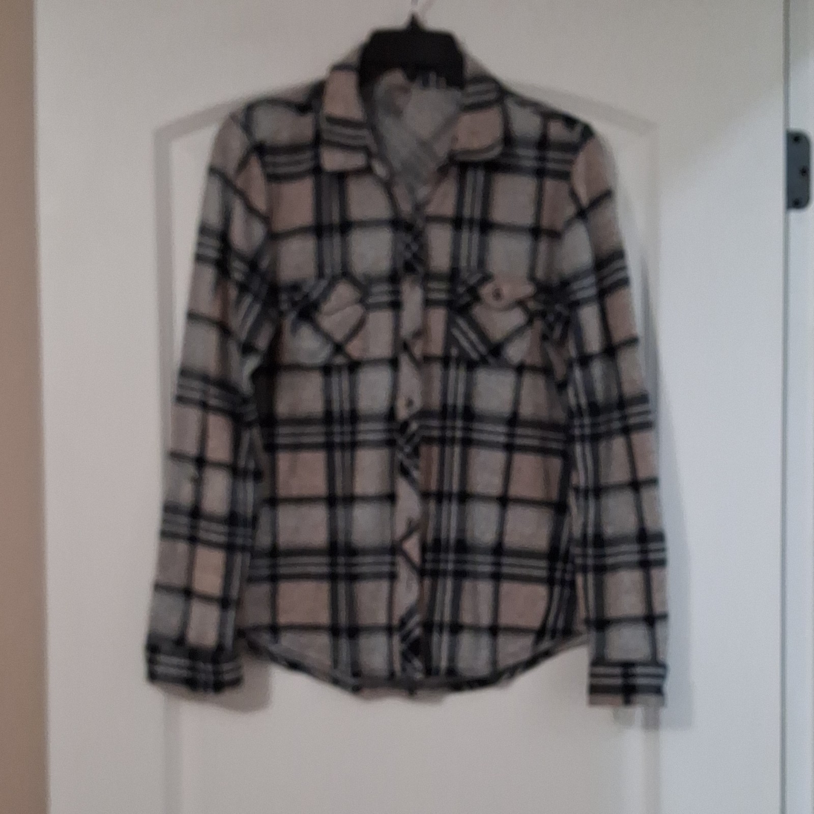 (28) Vanity Women’s Gray, Pink, & Black Plaid Flannel Collared Pockets L