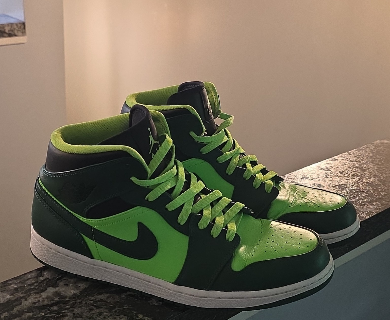Jordan Air Jordan 1 Mid Hulk Mid-Top Lace Up Green/Black/White 554724-300