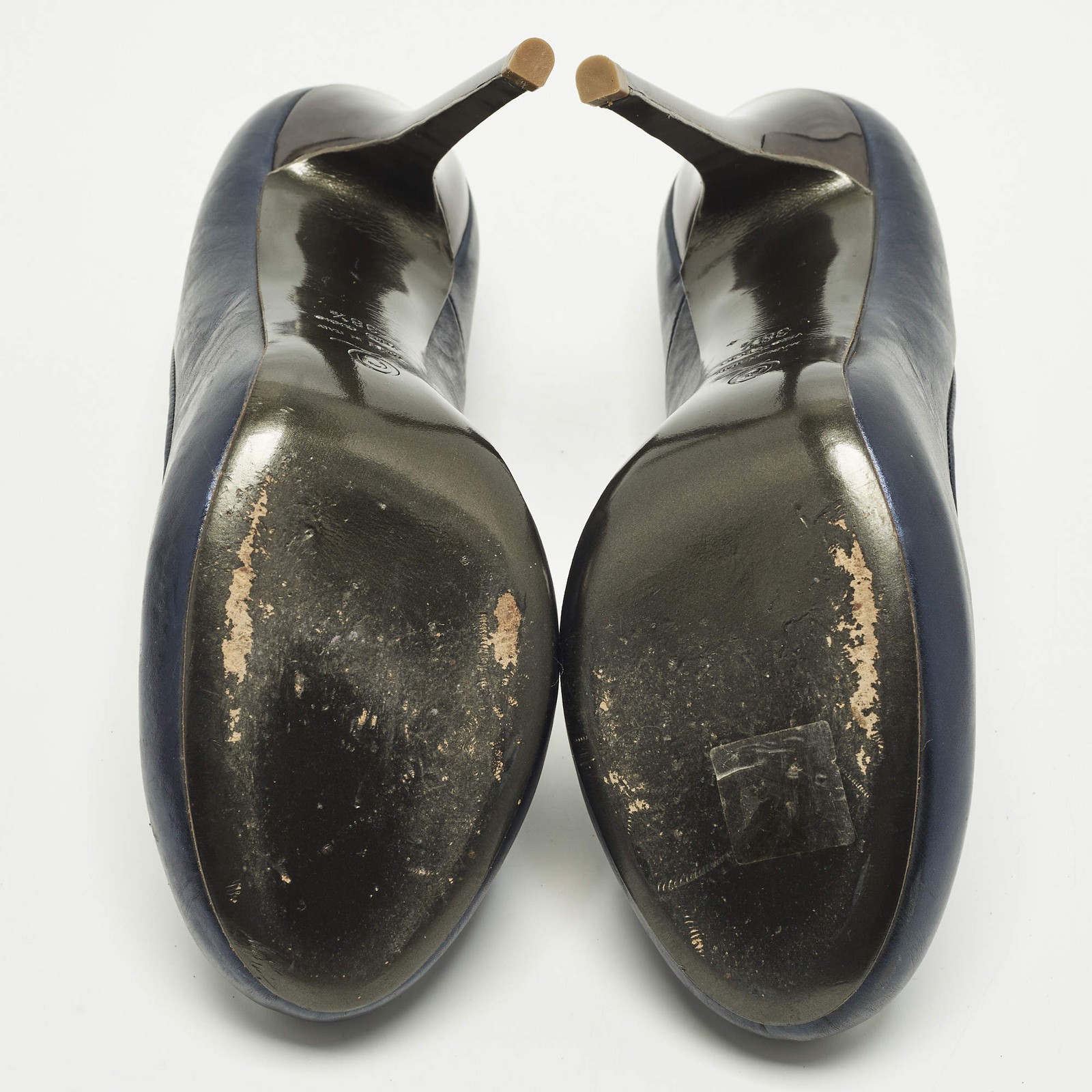 Alexander McQueen Size 38.5 Metallic Blue Foil Leather Round Pumps