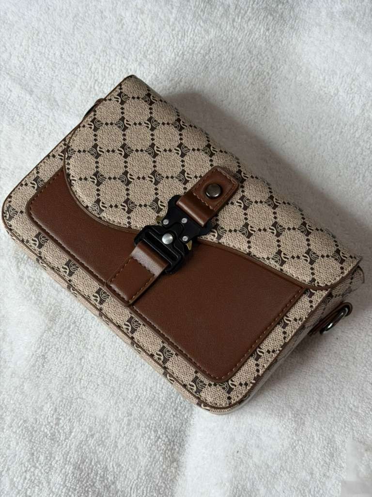 Stylish men’s crossbody bag featuring a fine texture and attractive design