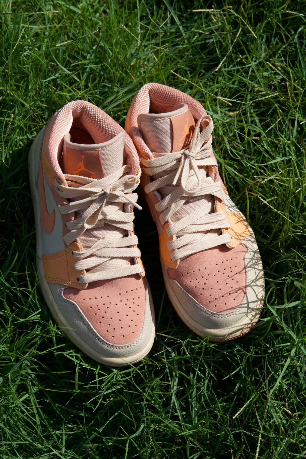 Size 6 – Air Jordan 1 Mid Apricot W