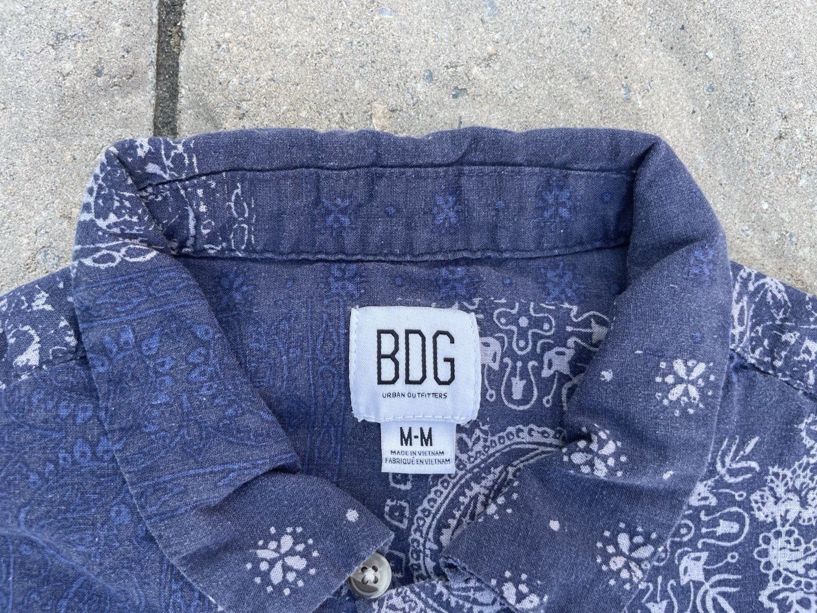 Urban Outfitters BDG Men’s Short Sleeve ButtonUp Blue Paisley Design Size Medium