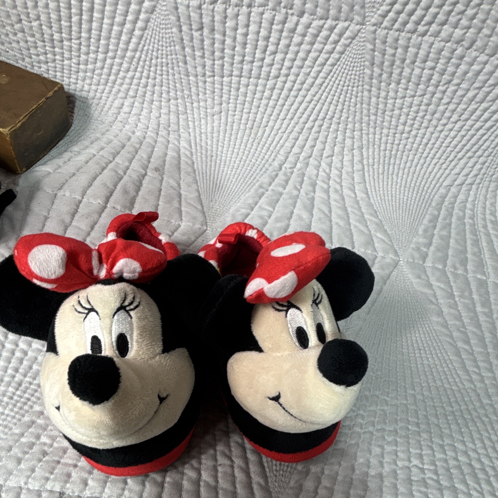 Disney Minnie Mouse Polka Dot Bow Slip-On Novelty Slippers Women’s 7/8