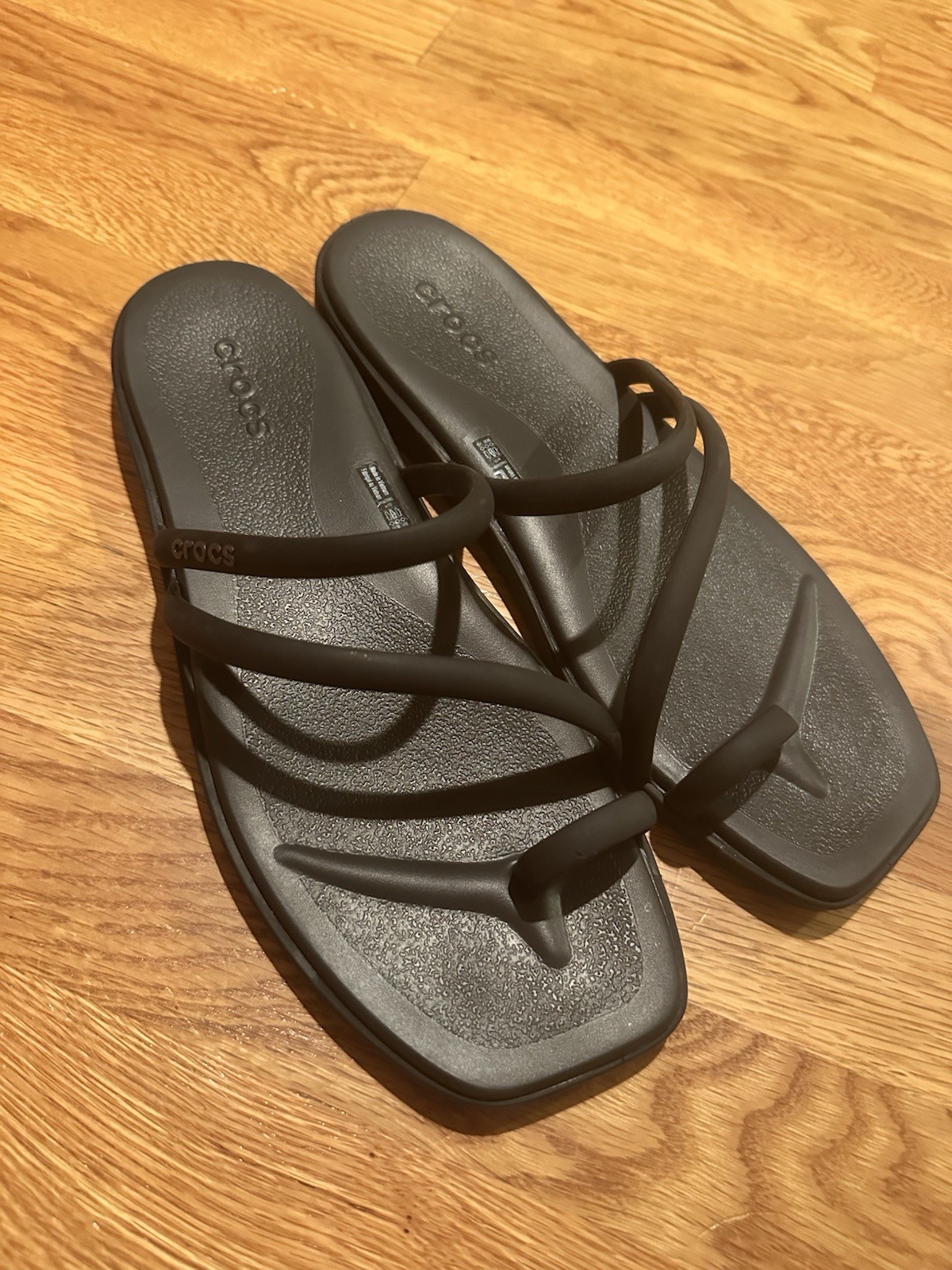 CROCS Women’s Black Multi-Strap Toe-Loop Sandal Women’s size 10 NWOT