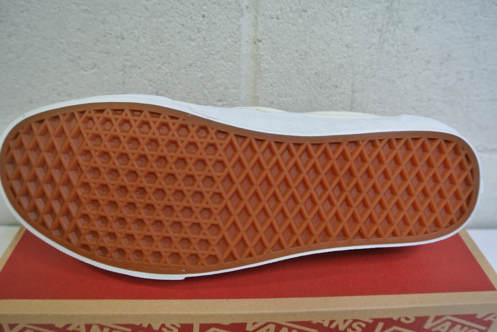 Vans VN000EYE Classic Slip On Cream Checkered Shoes Mens SZ 6, Ladies SZ 7.5