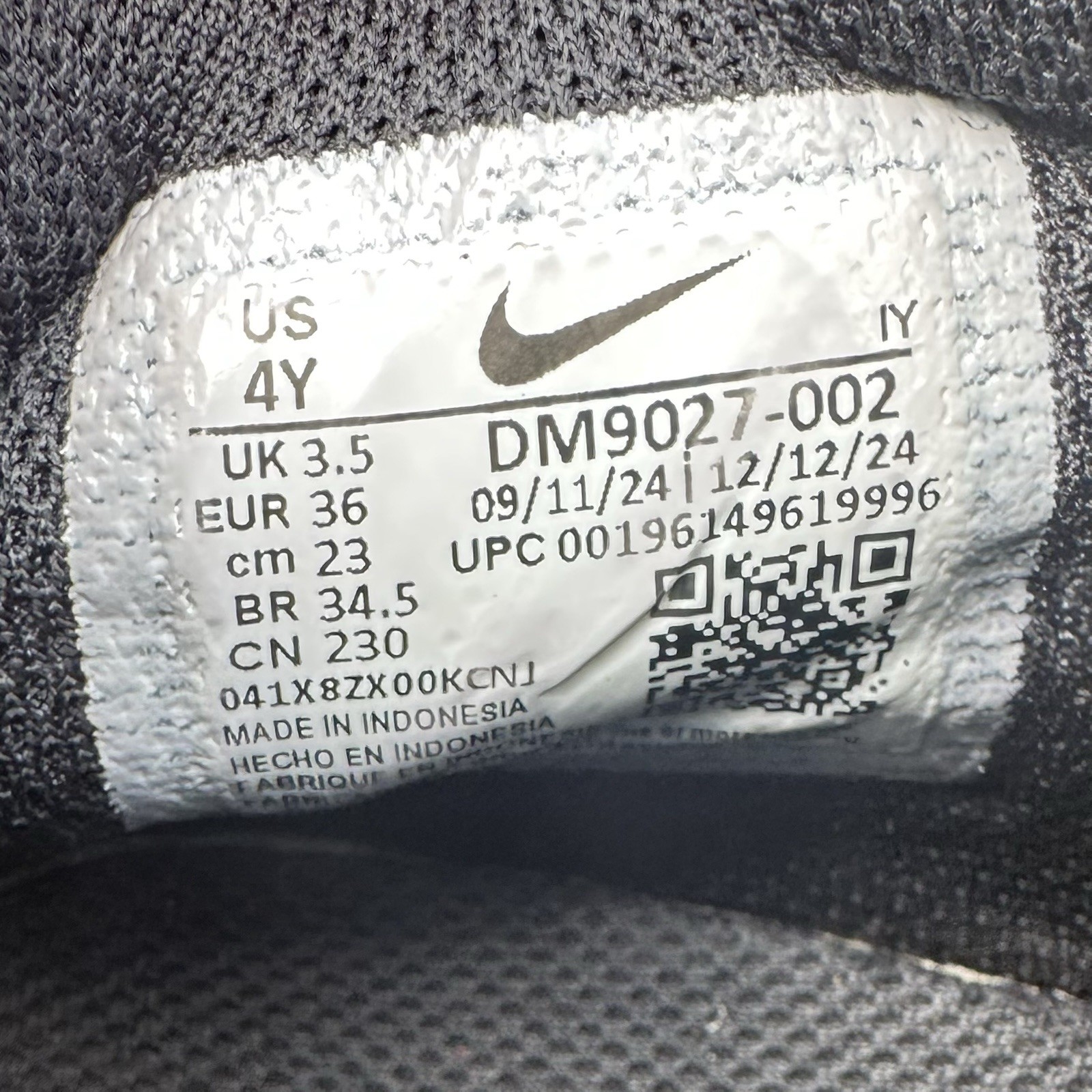 Nike DM9027-002 Unisex Kids Athletic Sneaker Black/White Lace Up Sz 4Y
