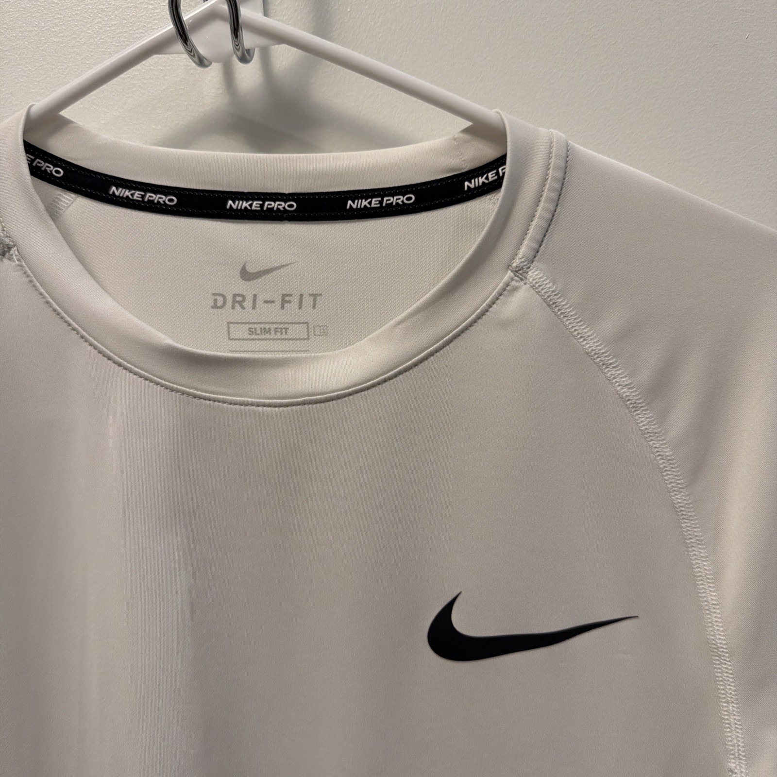 Nike Men’s White Medium Long Sleeve Activewear For Workout/Sport Activities