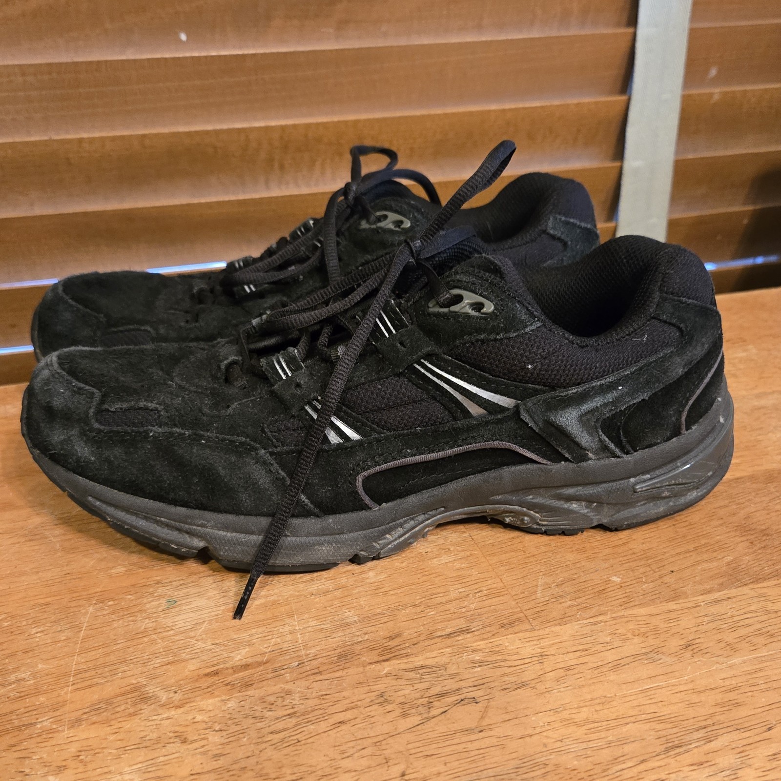 Vionic 23Walk Women’s Black Suede Athletic Walking Shoe Size 9 WIDE Lace-Up