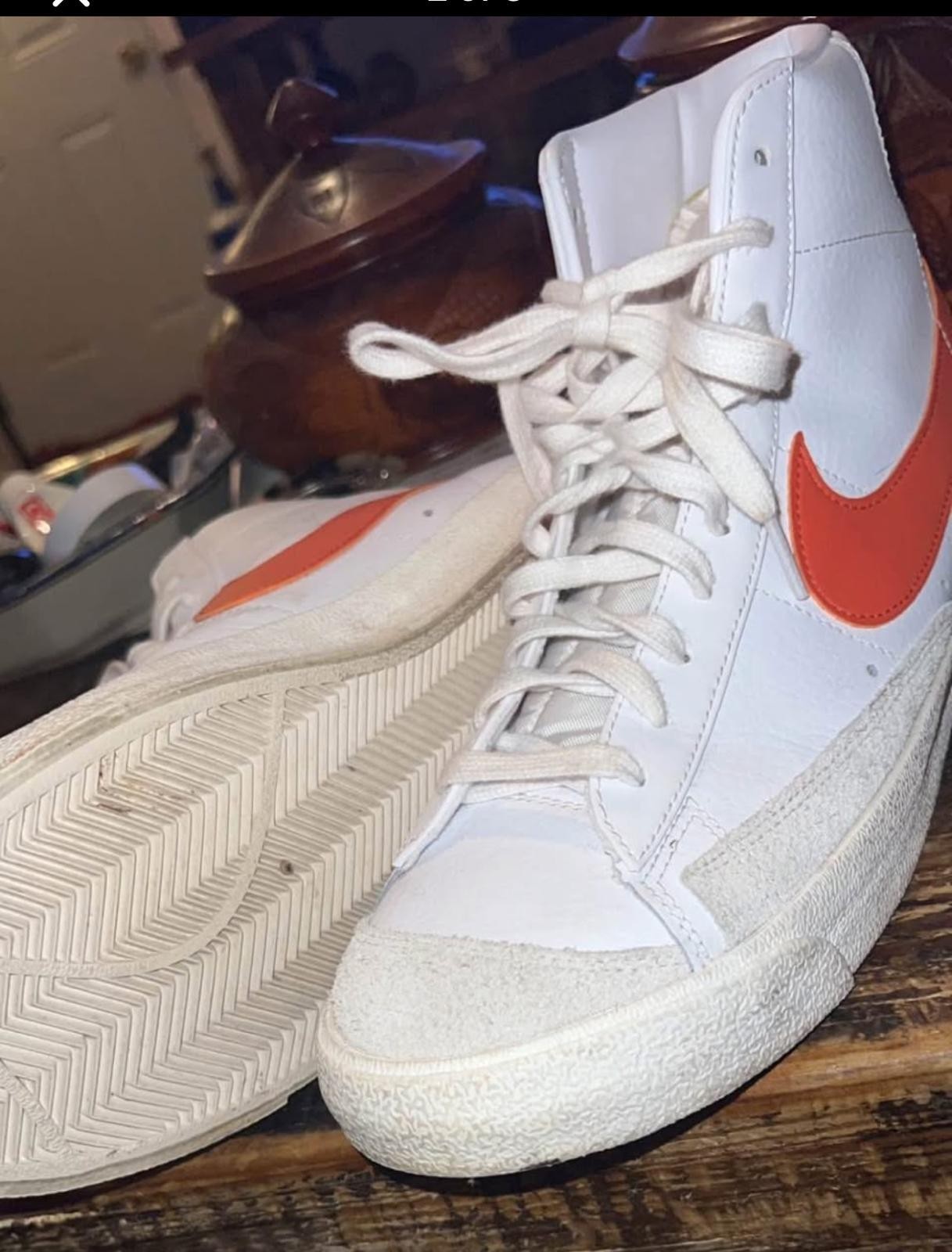 Nike blazer Mid 77’ vintage sneaker in excellent condition. Orange and White