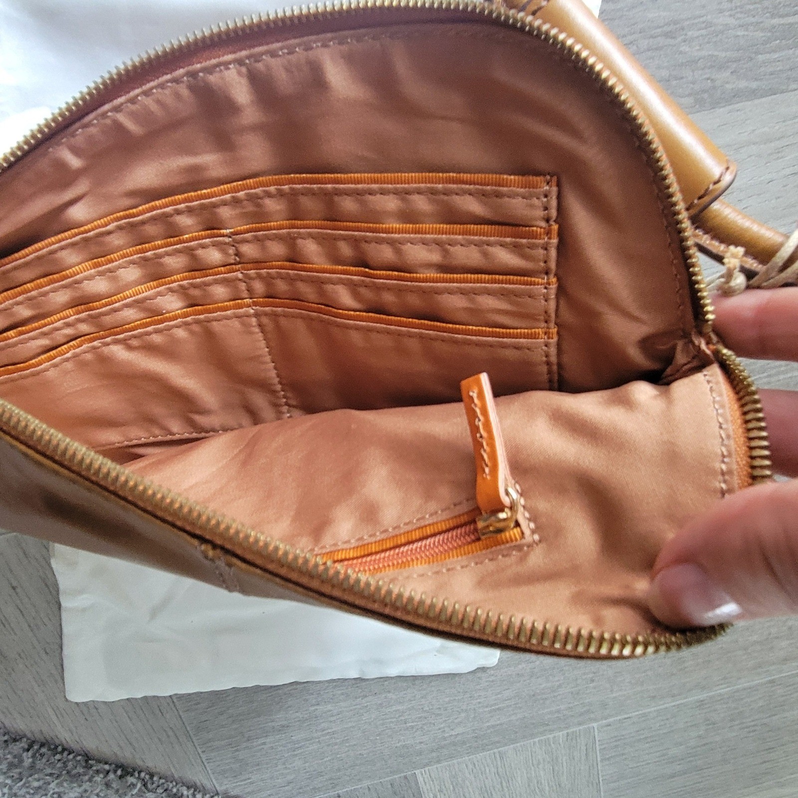 New HOBO Sable Clutch Women Truffle Brown Leather Circular Wristlet Quiet Luxury