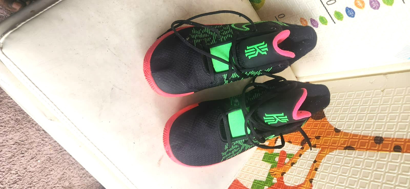 Nike Kyrie Flytrap 2* in the “Black / Hyper Pink
