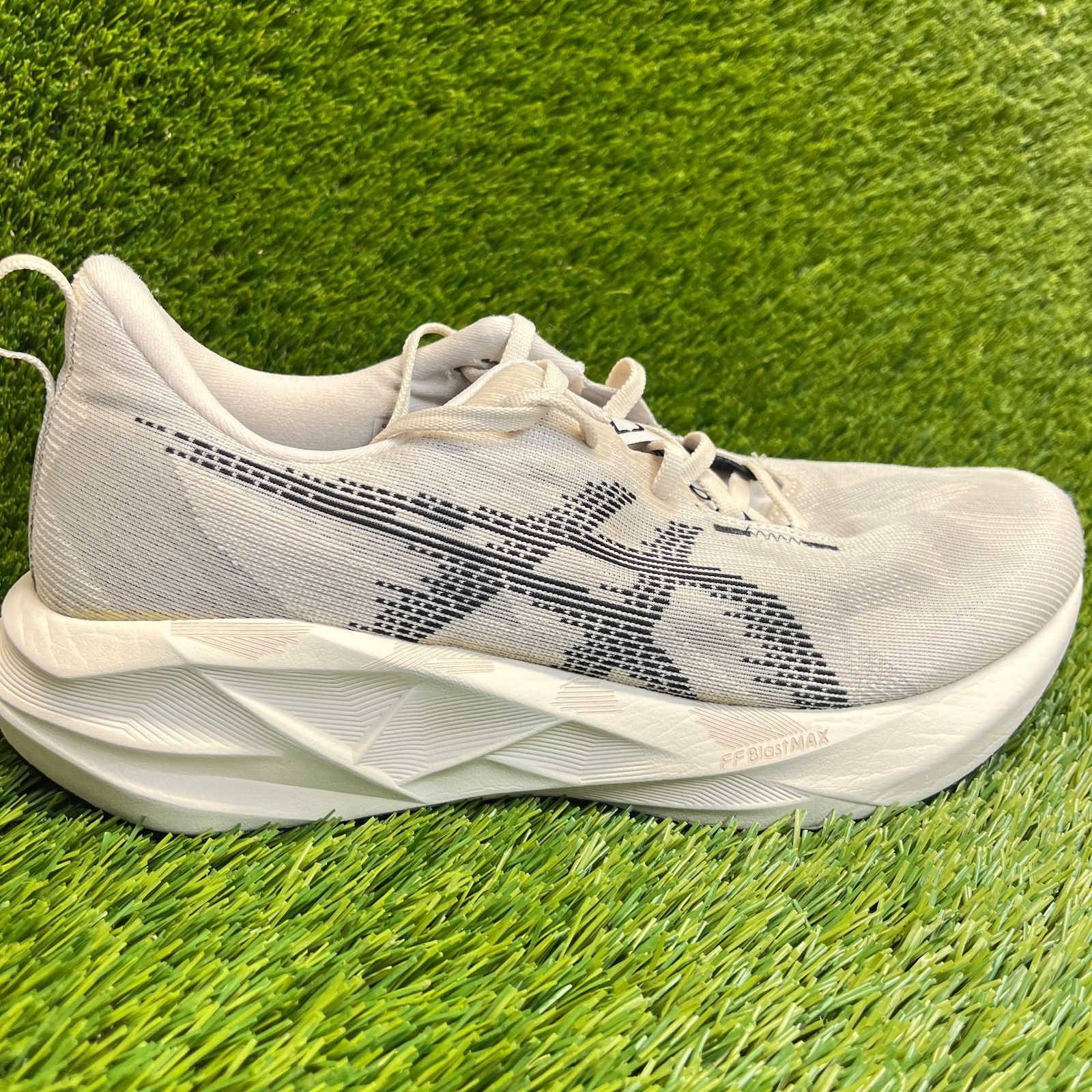 Asics Novablast 5 Mens Size 10 Beige Black Athletic Running Shoes Sneakers