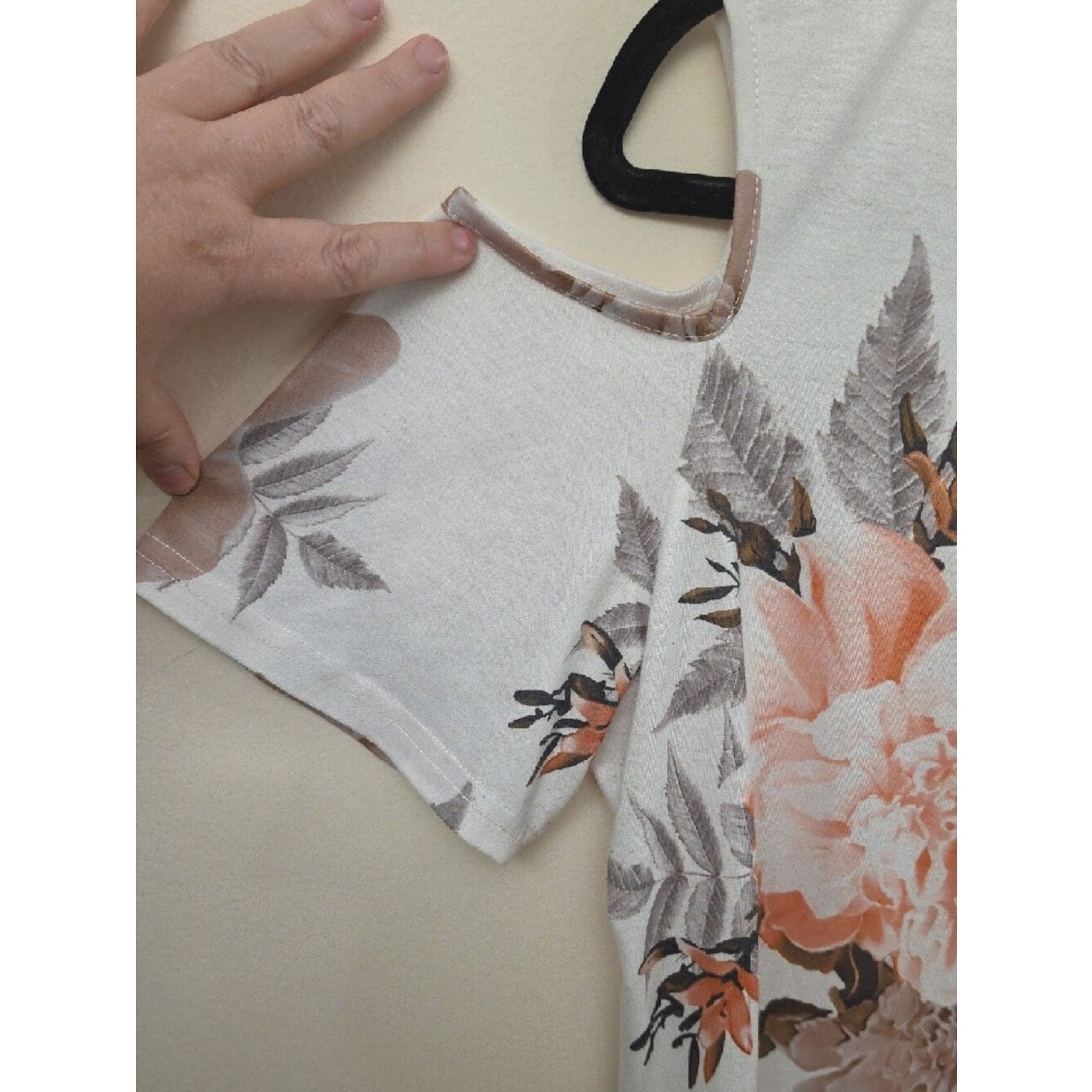 Source Unknown Peach & Gray Floral Cold-Shoulder V-Neck Top Size L