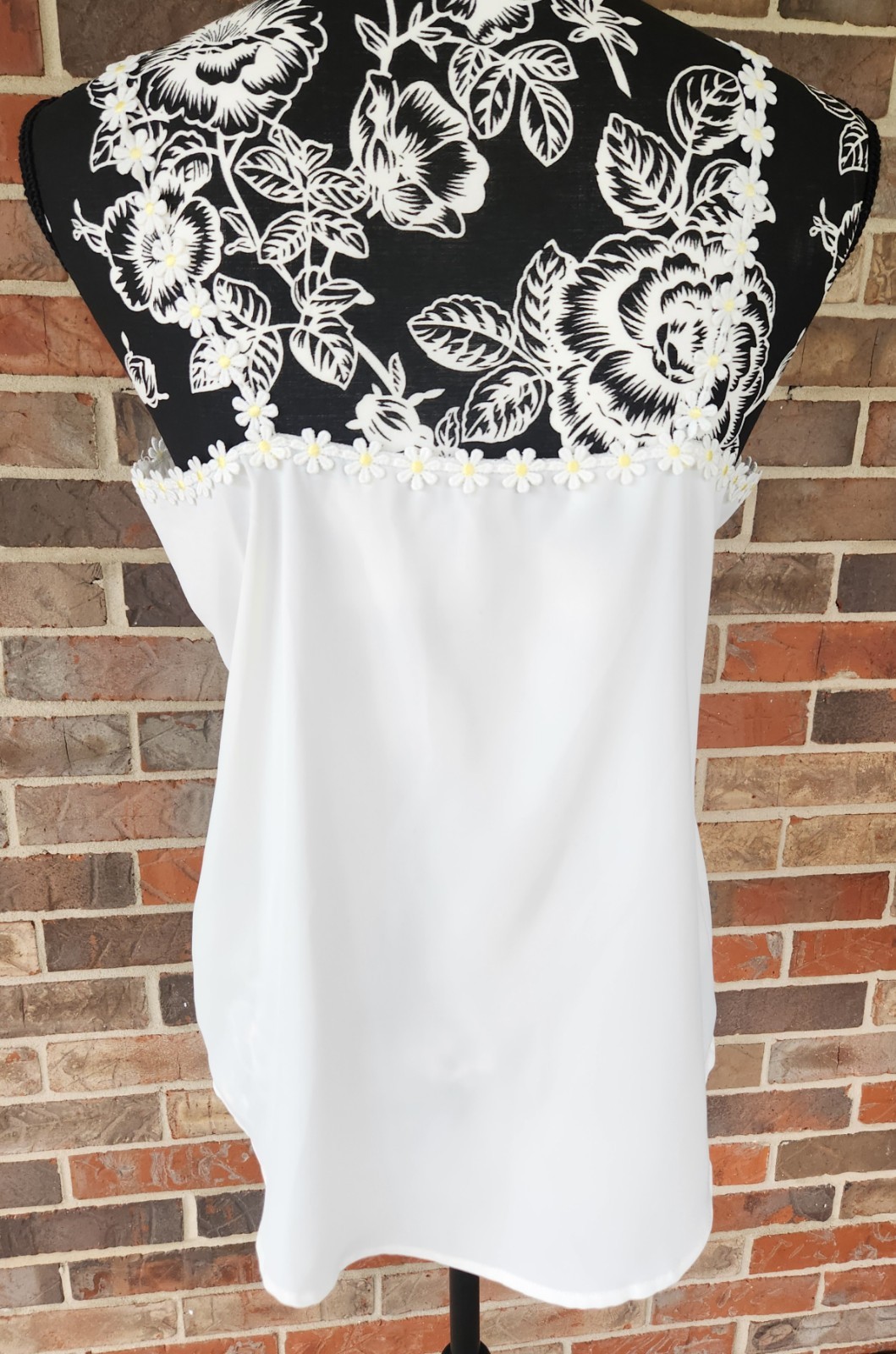Daisy Trim/Staps White Tank Top Women’s Size L