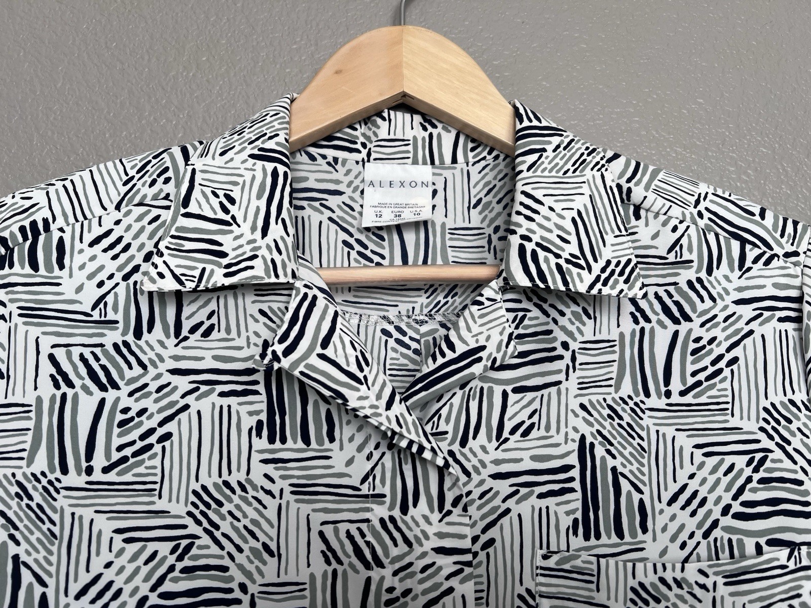 VTG Alexon Light Gray Women S/S Button-Up Shoulder Pads Shirt Top Sz 10 US Boxy