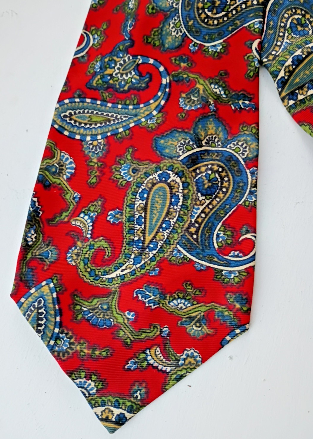Continental 100% Silk Red Paisley Necktie Liberty Print 57-in By 3.25 In