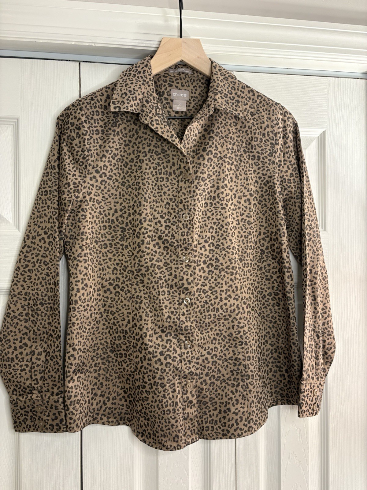 Women’s Chico’s leopard print long-sleeve button-down Chico’s size 0/US size 4/6