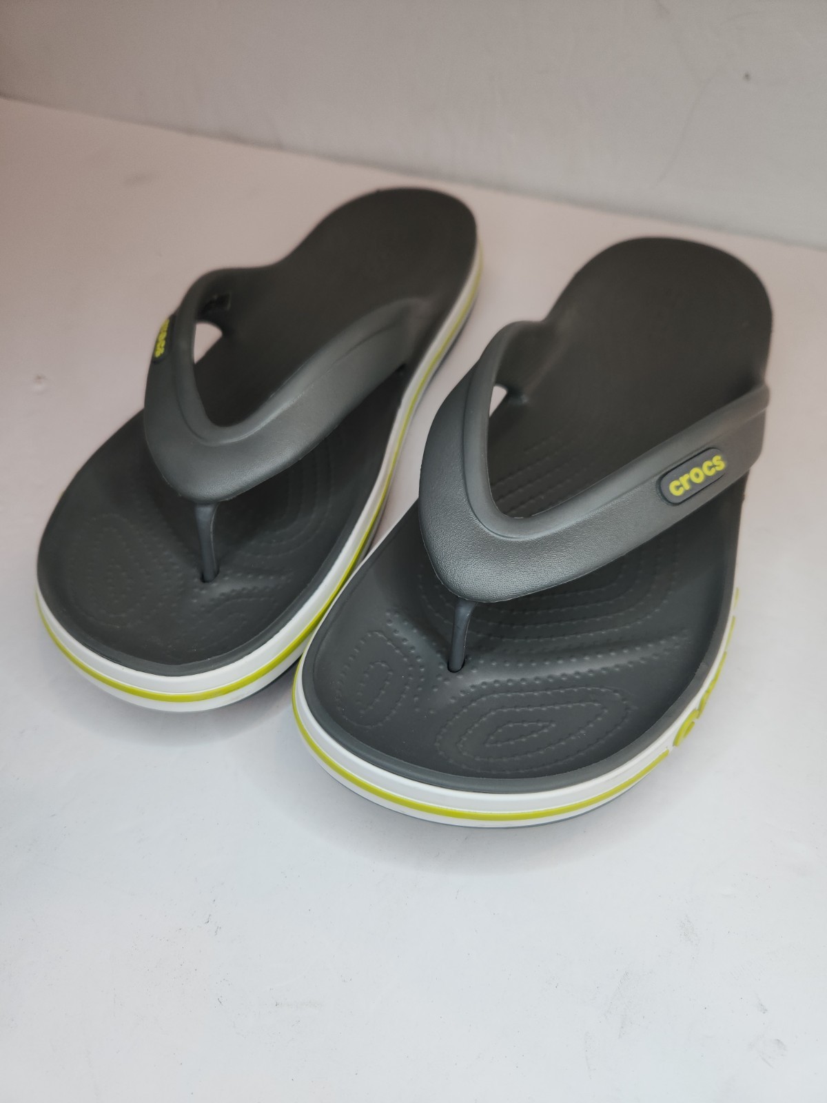 Crocs Bayaband Flip Flops Grey Grn Mens 7 Women 9 Unisex Sandals Iconic Comfort