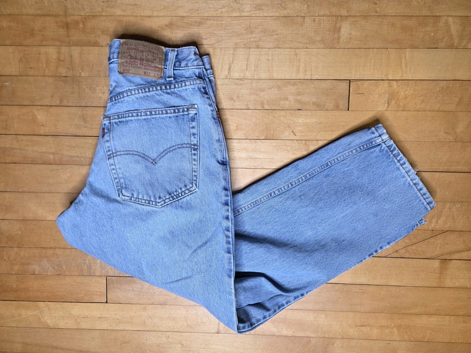Vintage Levis 570 Jeans Mens 32×30 Light Wash Baggy Fit Tapered Leg Denim 90s