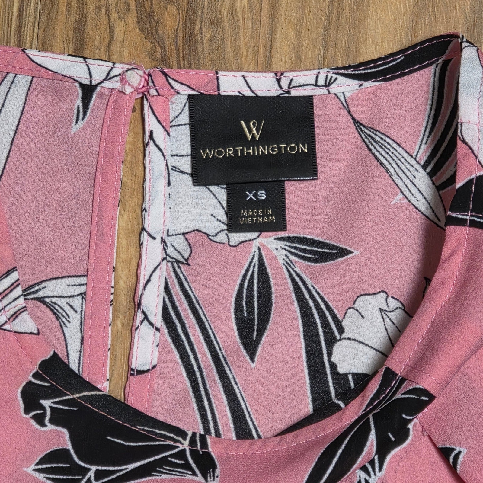 Worthington Floral Print Blouse Women’s Size XS Pink 3/4 Sleeve Keyhole Neck