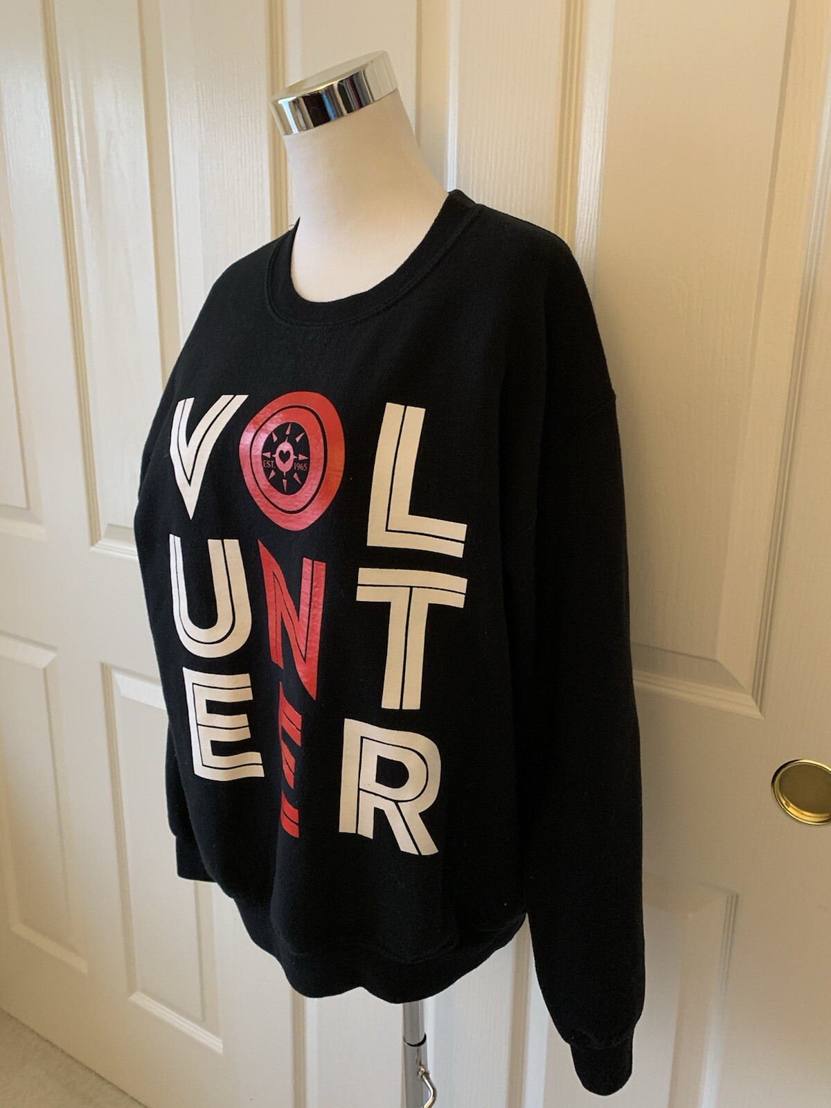 GILDAN “VOLUNTEER” BLACK COTTON POLYESTER BLEND SWEATSHIRT – SIZE M