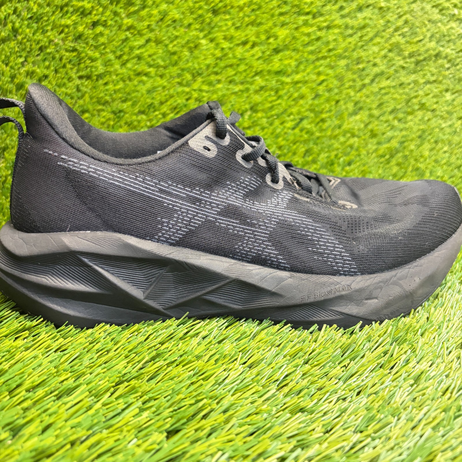Asics Novablast 5 Mens Size 9 Black Carrier Grey Athletic Running Shoes Sneakers