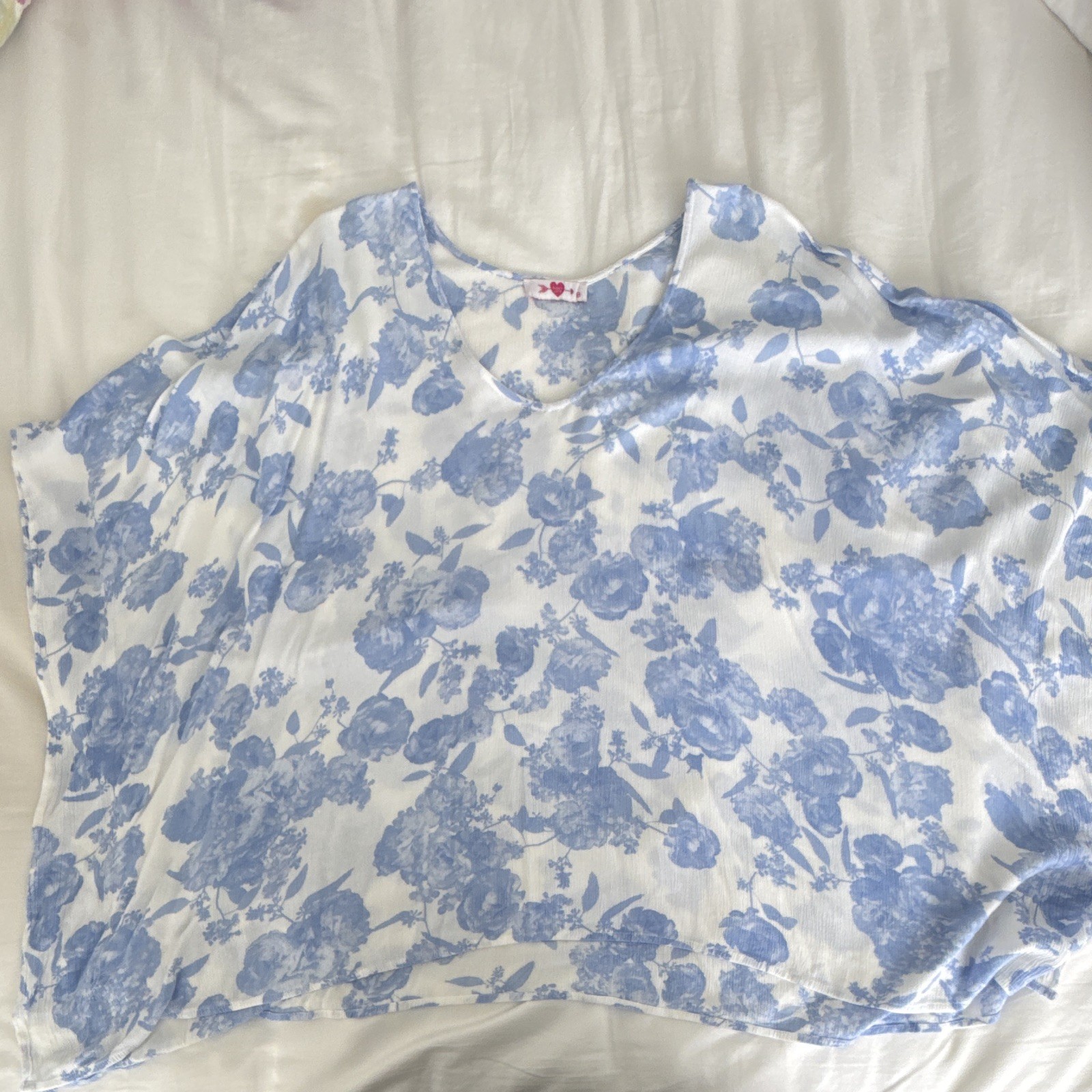 Love… Women’s Maternity Blouse M White/Blue Floral Chiffon V-Neck Ruffle